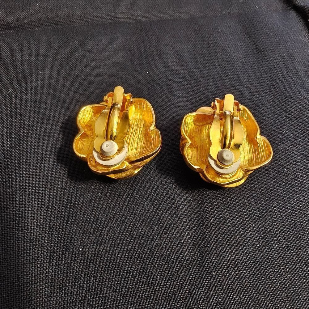🐢 Vintage Givenchy Golden Floral With Pearl Center Clip On Earrings Rare!! - Picture 11 of 12
